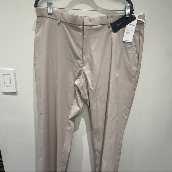 NWT- Tommy Hilfiger Men's Tan Pants Stretch 38W x 32 L - Picture 1 of 10